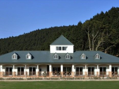 横に広い学校のような形をした平屋建ての建物。現代洋風建築の施設外観