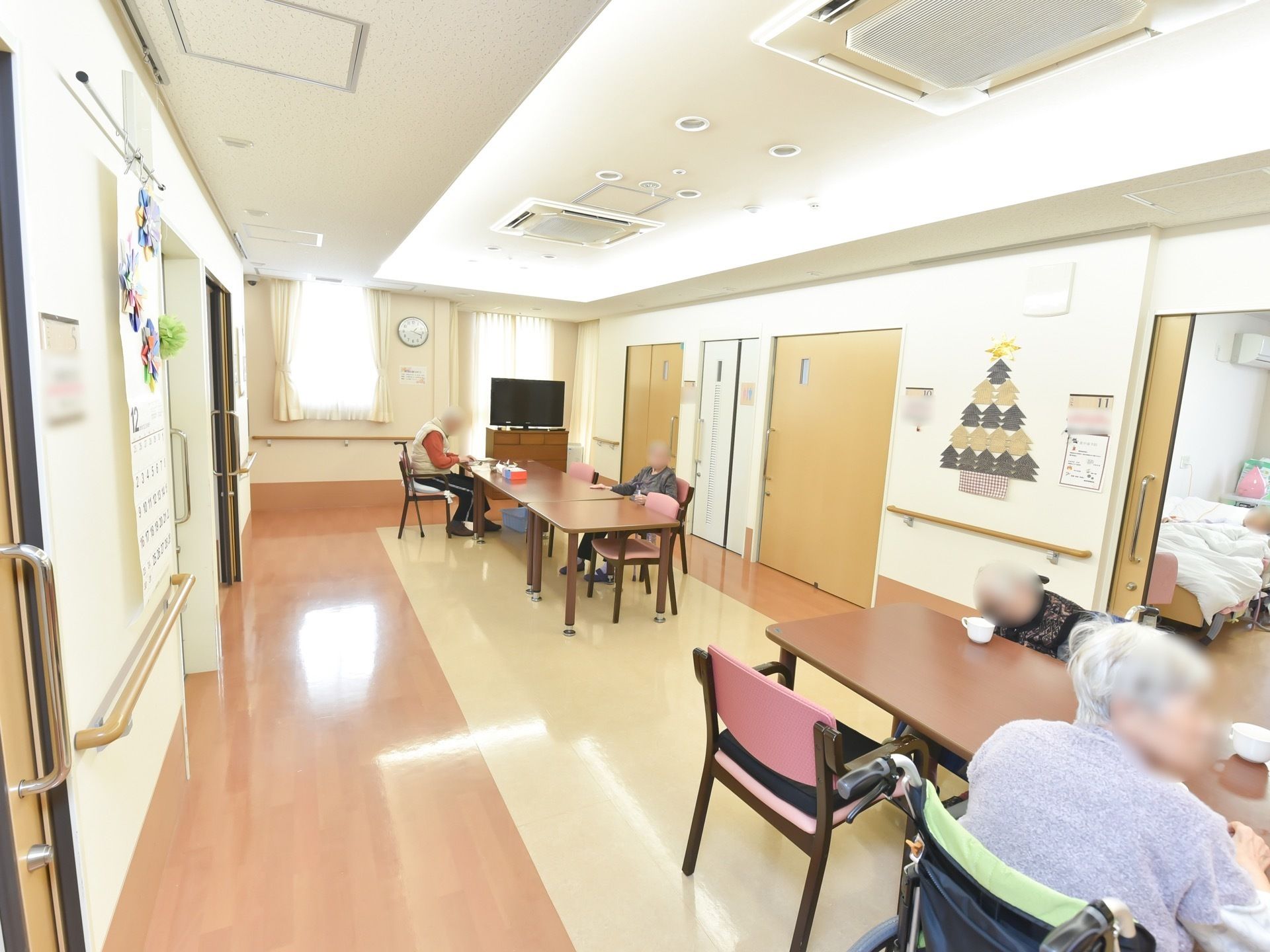 テーブルとひじ掛けのついた椅子を設置した共有スペースである。テレビがあり、大勢で楽しむことができる。