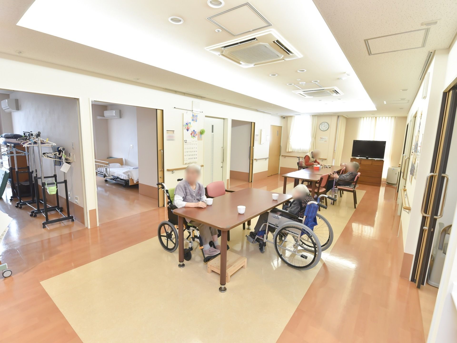 居室前のスペースに設けられた共有スペースでくつろがれている４名の入居者様