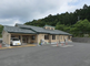 介護施設の外観と駐車場