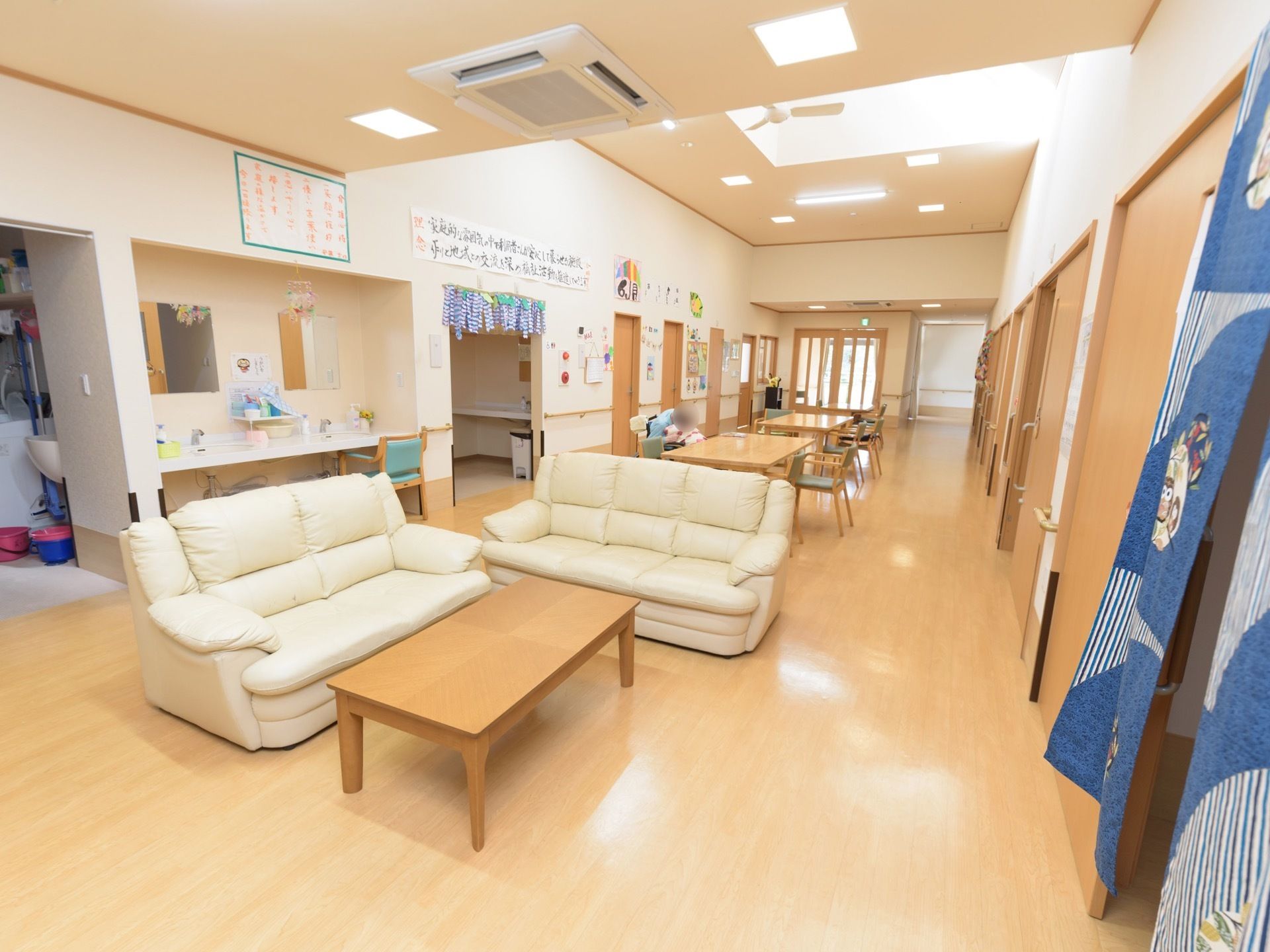 食堂は広々とした開放的な空間になっている。椅子がセットされたダイニングテーブルやソファが置かれている。