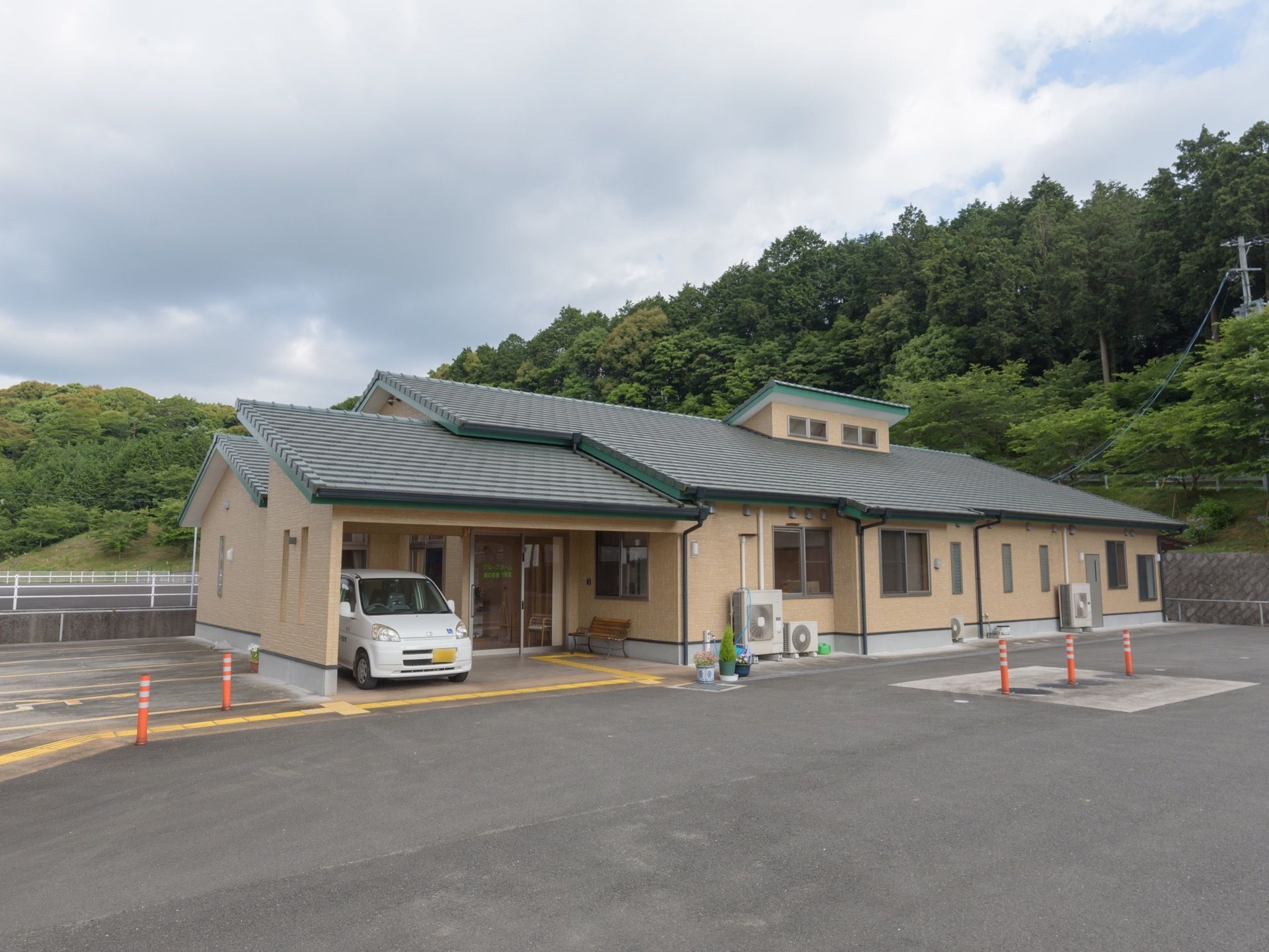 施設は広々とした敷地に建っている平屋建てである。玄関ポーチに車寄せが設けられており、誘導ブロックが地面に設置されている。