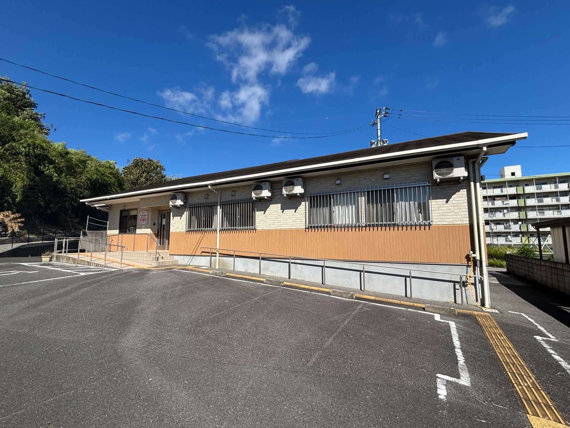 明るい日差しの建物正面
