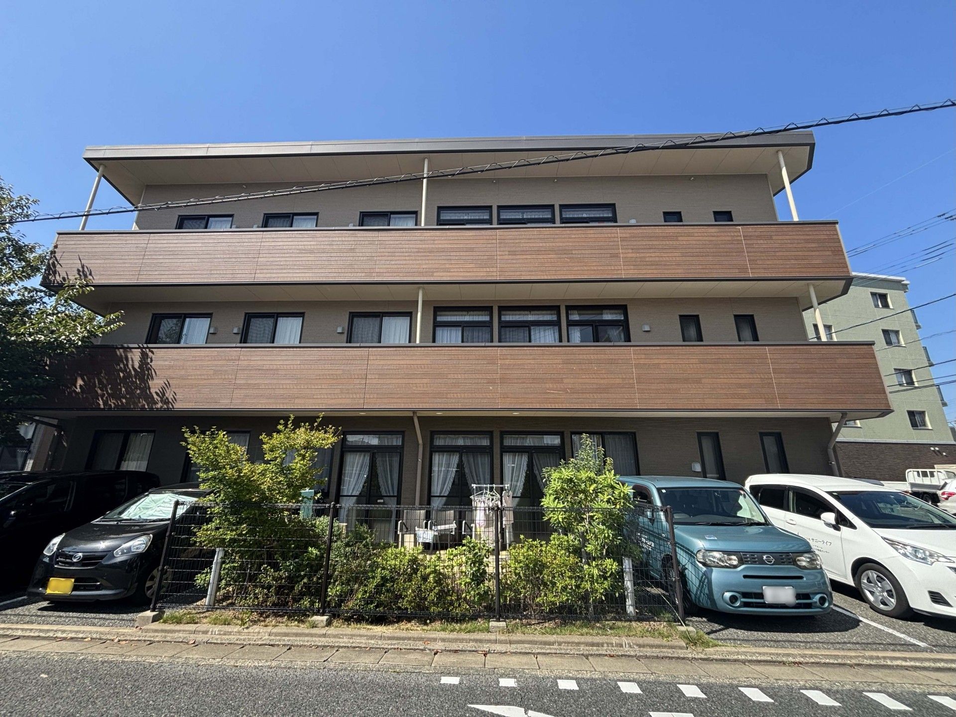 落ち着いた外観の建物