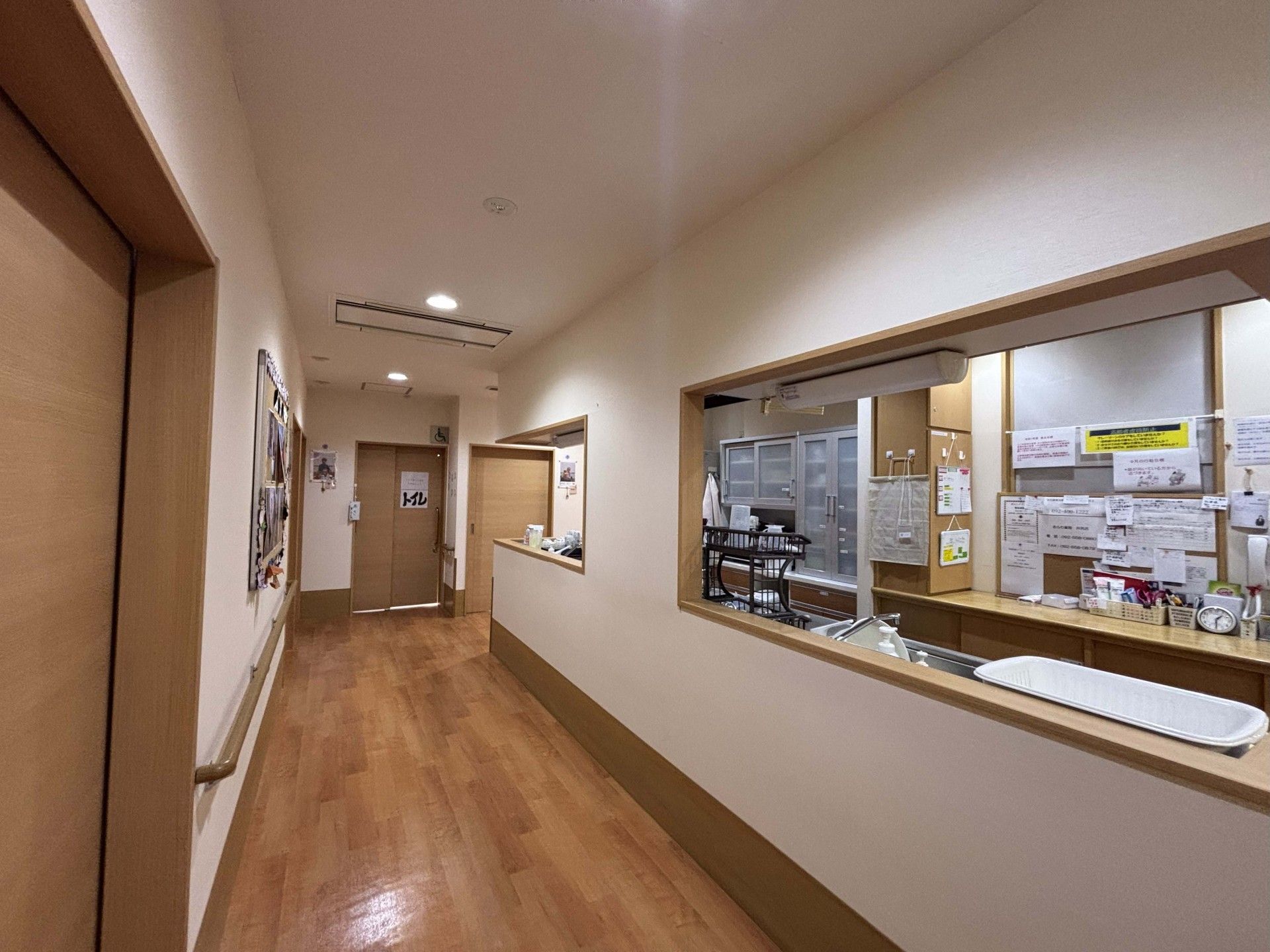明るい廊下と受付