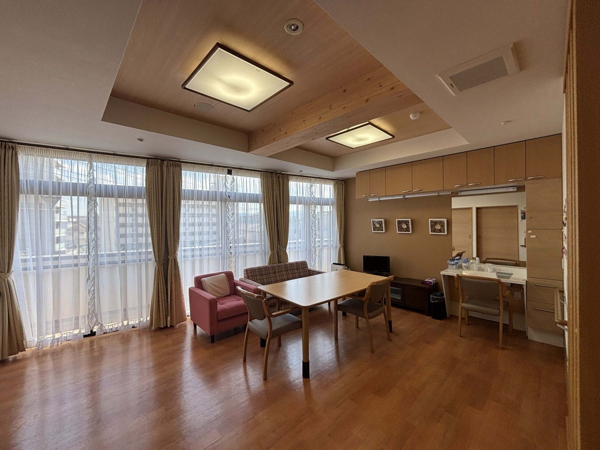 明るいリビングルーム