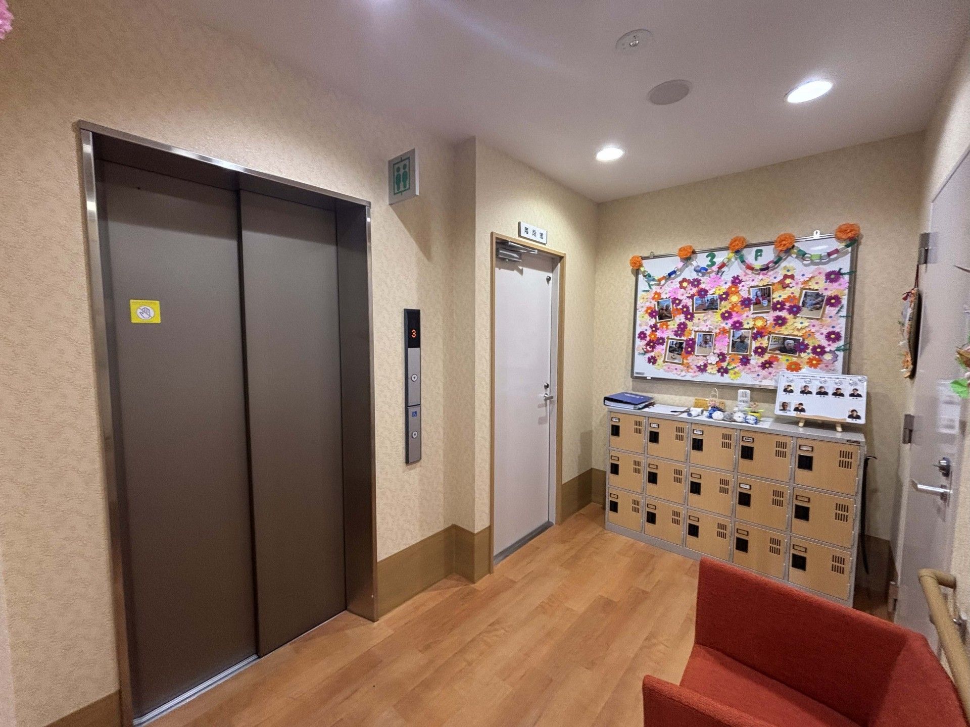 エレベーター前の廊下