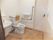 背もたれや手すりが付いたトイレは広く、呼び出しボタンも設置されている。
