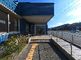 青い外壁の建物入口