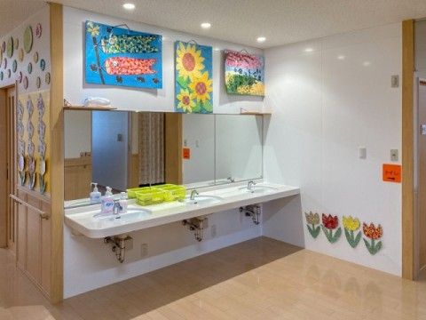 利用者が創作したちぎり絵が飾られている洗面台