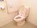 淡いピンクで統一されたトイレである。消臭効果のある花のシールが便器のふたに貼られてあり、安心感がある。