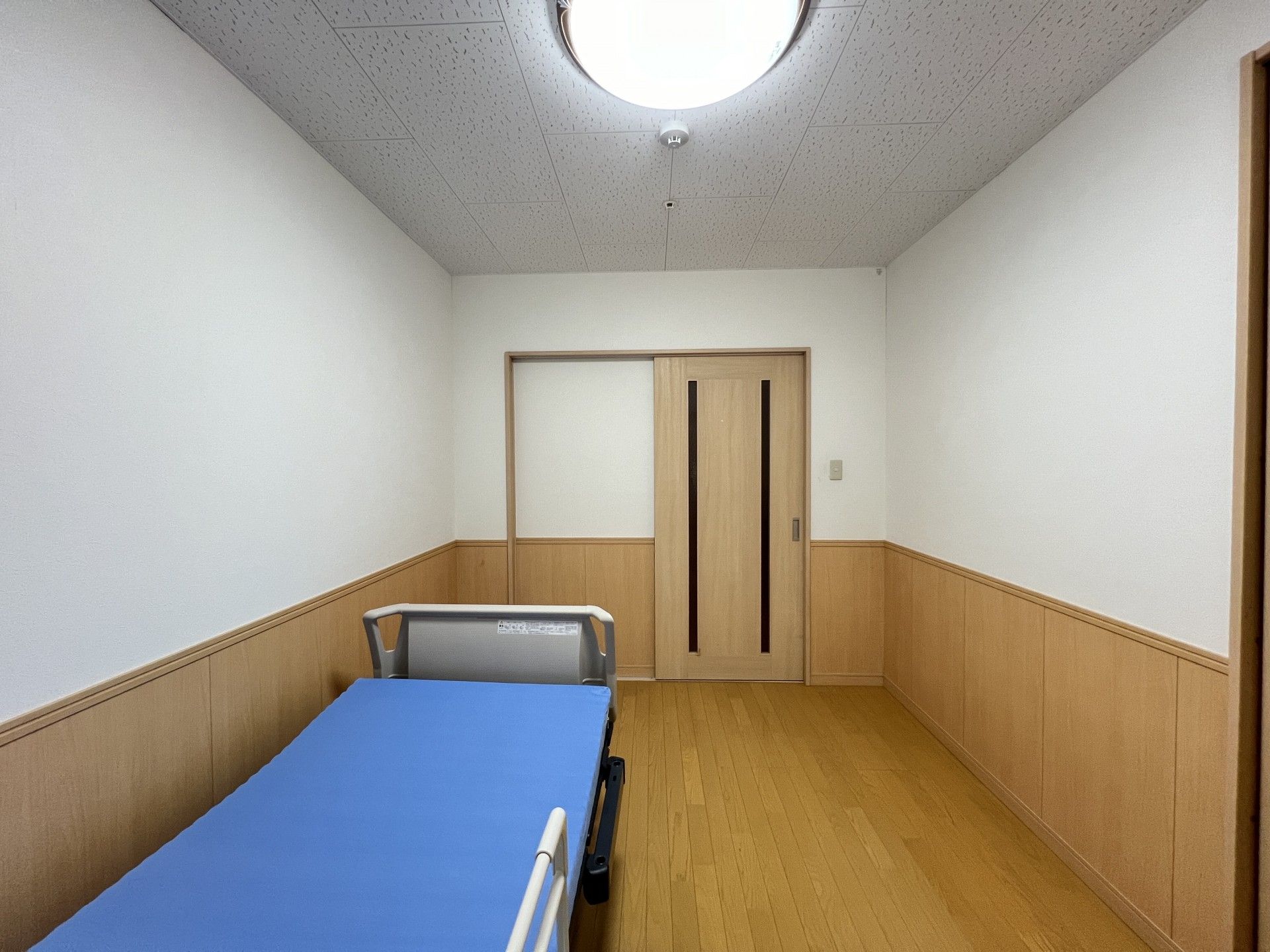 清潔な個室のベッド