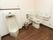手前に男性用便器、その奥に洋式トイレがある個室トイレである。それぞれの便器のすぐ横の壁に非常ボタンが取り付けられている。