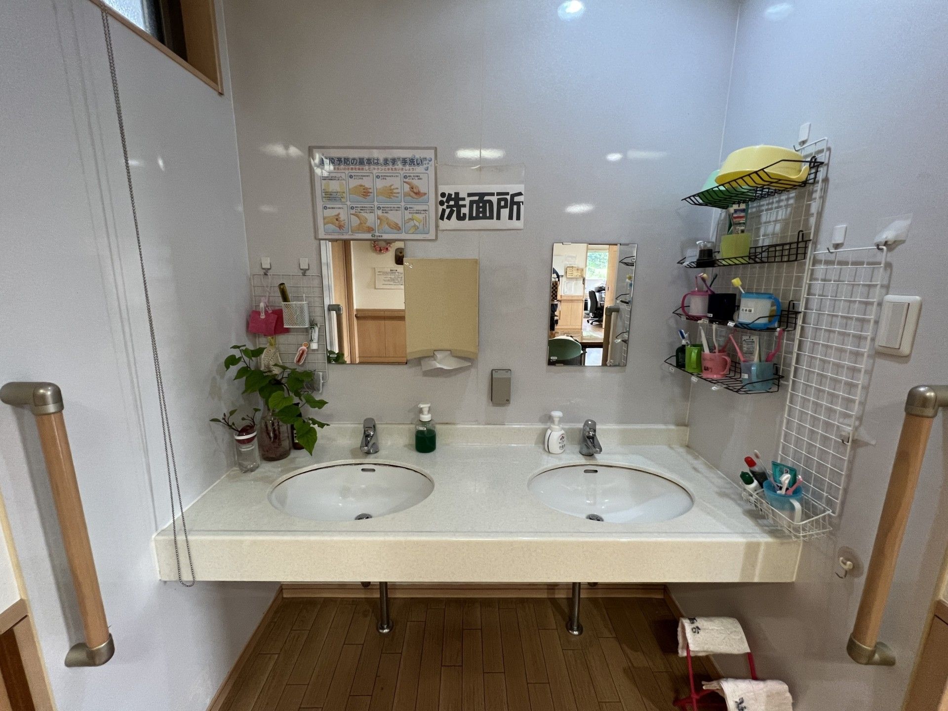 鏡のついた洗面台