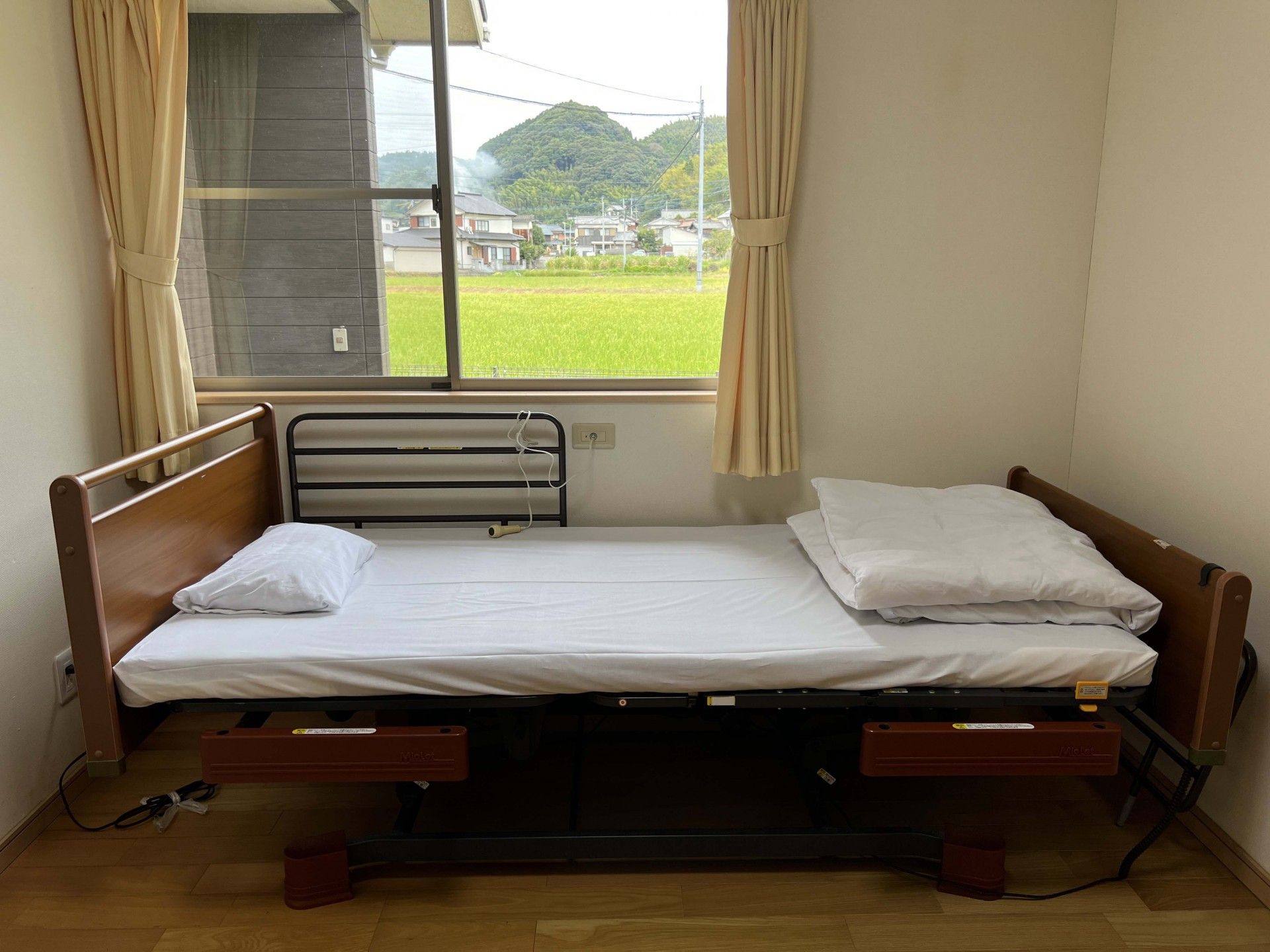 介護用ベッドと収納家具が置かれている個室