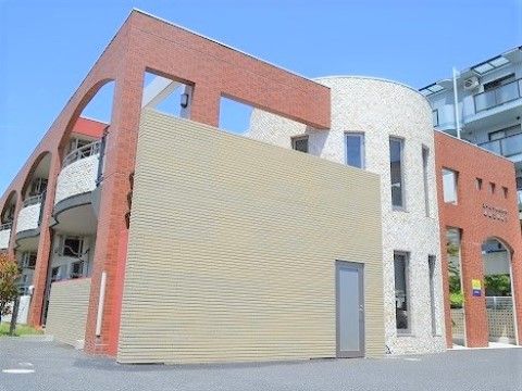 ココファンリビング湘南こゆるぎの外観。大きな駐車場を完備しておりますので、ご来訪時はお車でのお越しが出来ます。