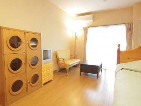 ココファンリビング湘南こゆるぎの居室。ご自宅より生活用品・家具を持ち込んでの居室環境をお作りいただけます。