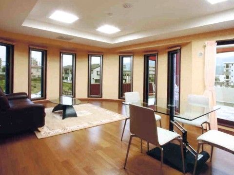 ココファンリビング湘南こゆるぎのリビング。毎日沢山の入居者様で大いに賑わう、楽しいお食事風景となっております。