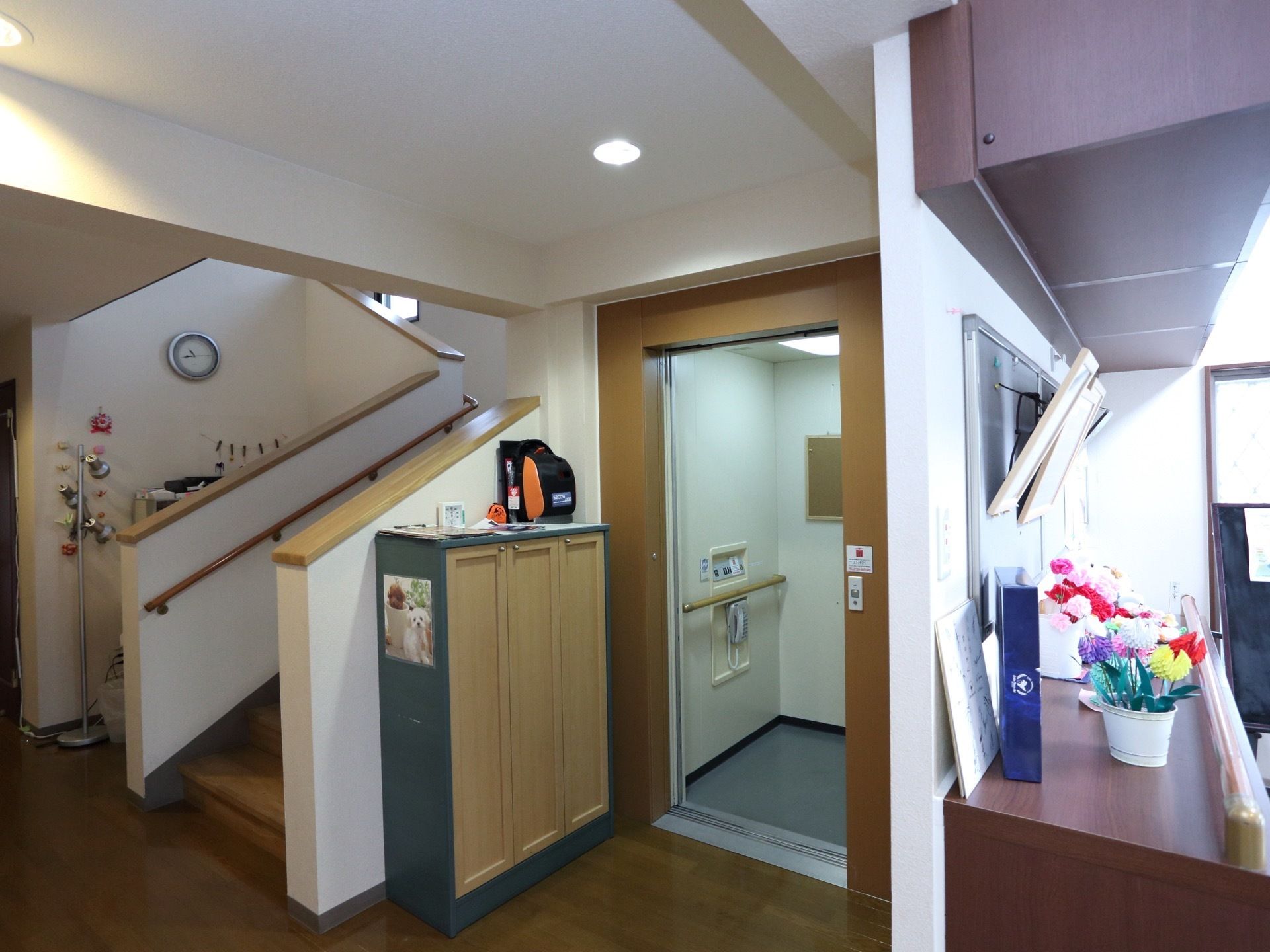 室内に設置されたエレベーターの内部には手すりと鏡がつけられている。シンプルな内部になっており、清潔感がある。