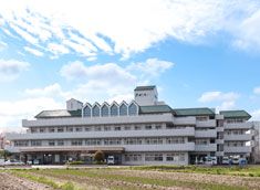 広々とした建物の外観