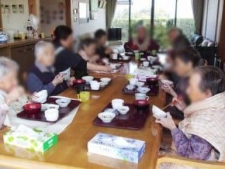 食事を楽しむ皆さん