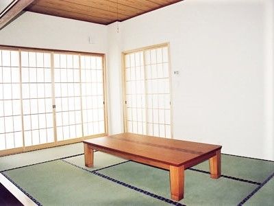 リビングの横にある畳のこあがりスペース。テーブルが置いてあり奥のほうは障子が見えている写真