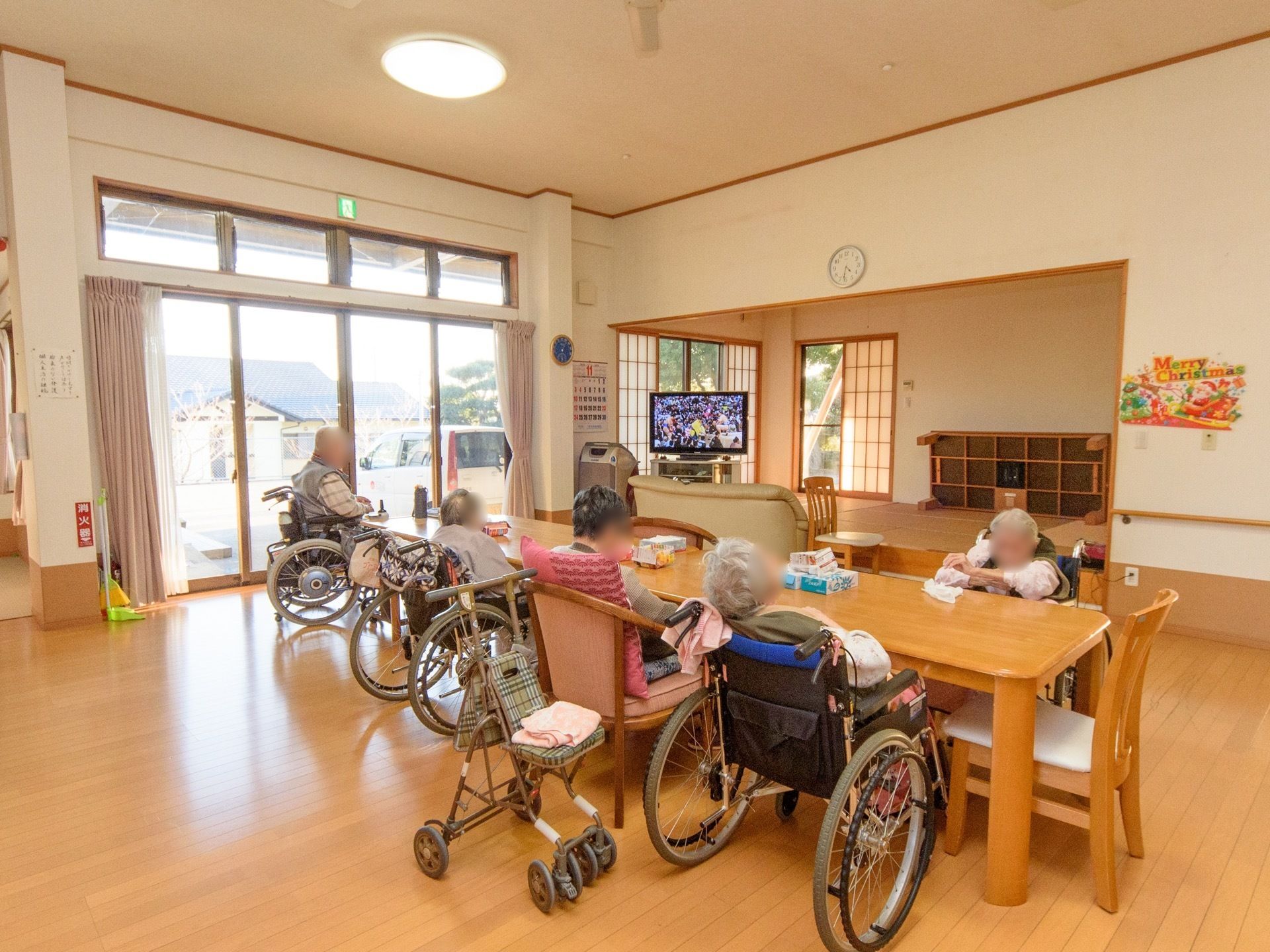食堂には大きな窓が設置され、日の光が取り込めるように造られている。テレビや外の景色を楽しみながら、ゆったり食事ができる。