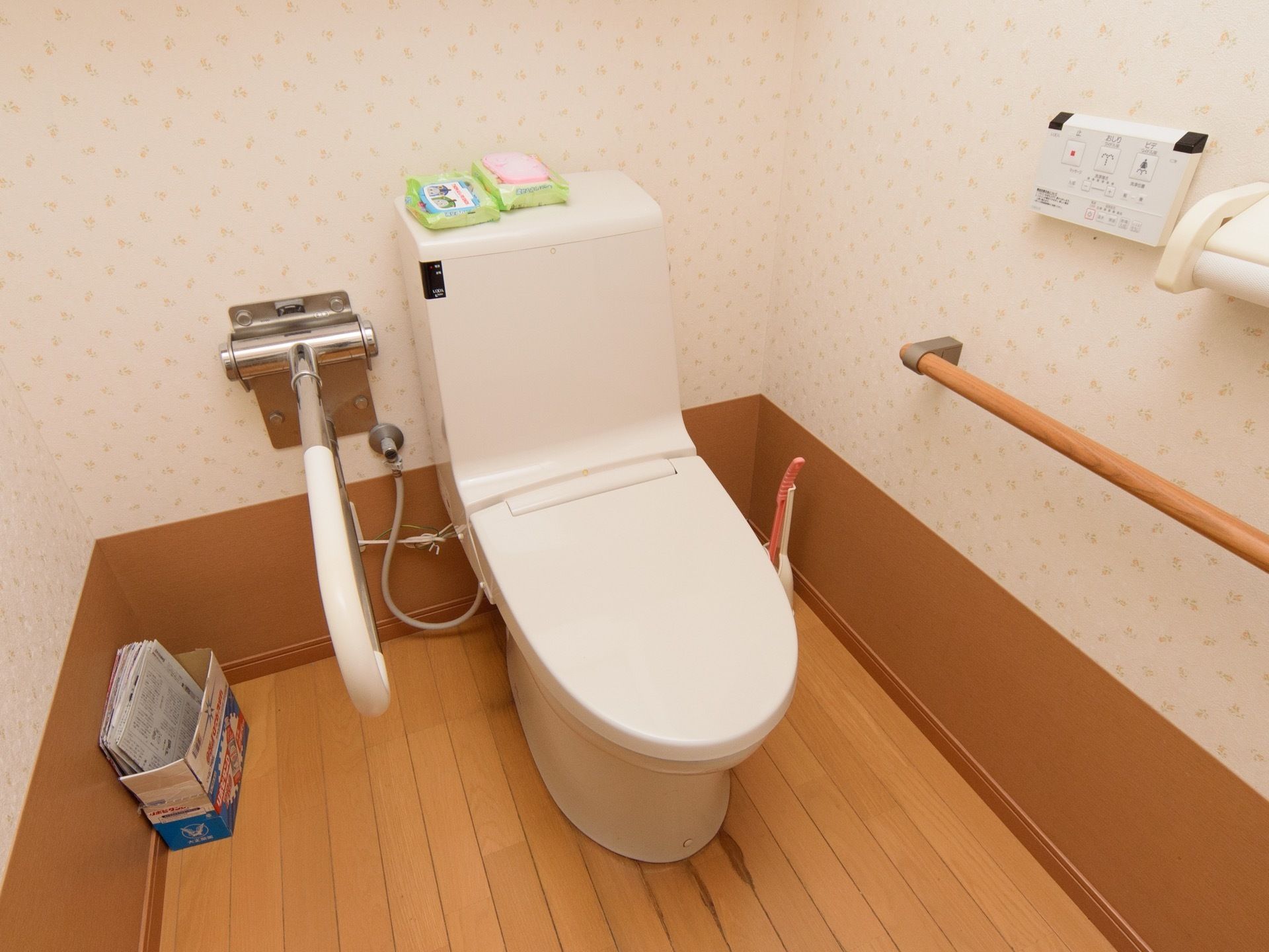 個室内は明るい内装になっていて、落ち着いた印象。便器には温水洗浄便座が設置され、ボタン1つで簡単に操作できる。