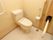 トイレはすっきりと清潔に保たれている。しっかりとした手すりが取り付けられているので、体を支えて使用することができる。
