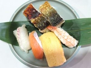 きれいに盛り付けられた握り寿司と押し寿司。卵やエビなど彩りも鮮やか。