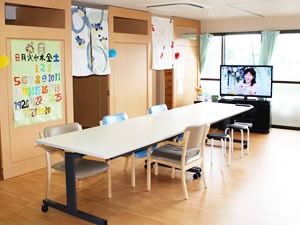 テレビ鑑賞もできるダイニングスペース。大きな窓が付き明るい部屋。