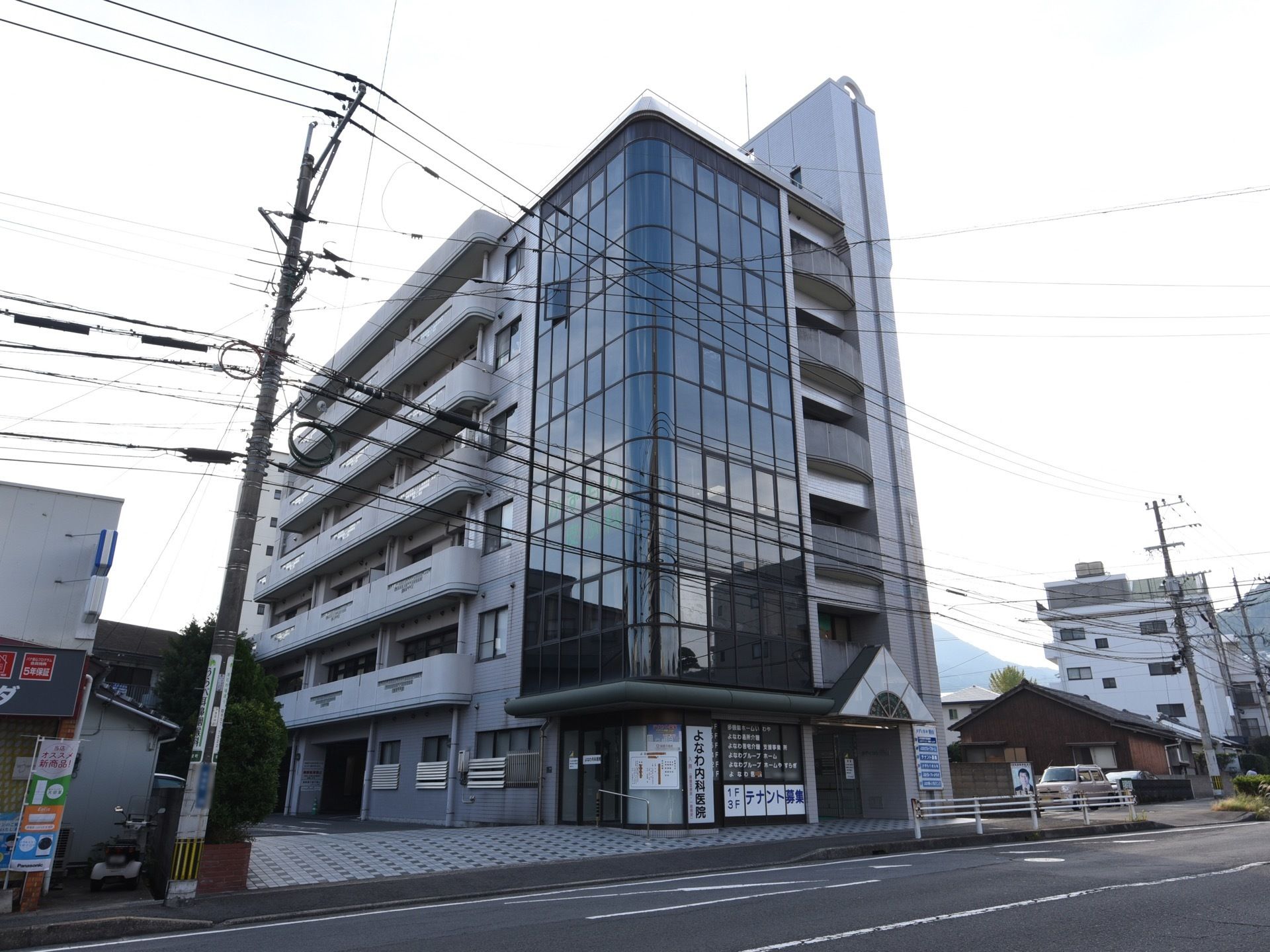 ６階建てのマンションのような建物である。ガラス張りの窓が全フロアにまたがっており、１階に医院が入居している。