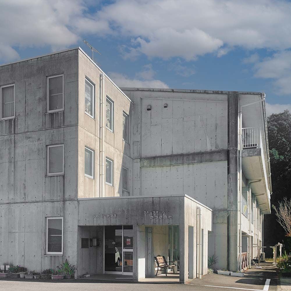 ゆったりとした入口の建物