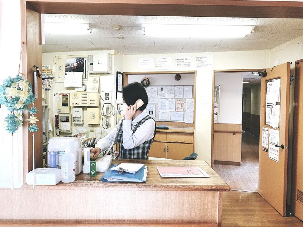 受付で働くスタッフ