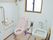 トイレには洗い場が付き、広さも十分ある。窓が付き明るい雰囲気。