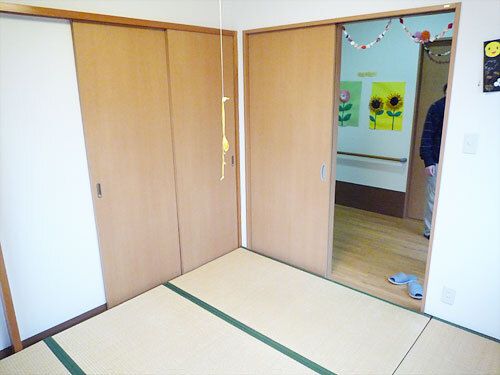 畳敷きの和室の部屋は家具などは置かれておらず、収納スペースが付いている。