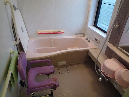 家庭サイズと同じようなバスタブが設置された浴室には手すりやシャワーも付けられている。