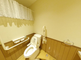 バリアフリーのトイレ設備が整った室内
