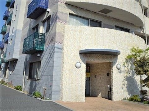 ココファンメゾン四之宮の外観。大きな駐車場を完備しておりますので、ご来訪の際はお車でのお越しが出来ます。