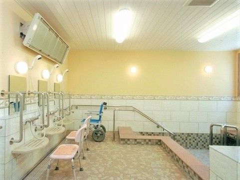 ココファンメゾン四之宮の浴室。転倒防止の手すりや専用の床材を仕様しておりますので、快適なご入浴が出来ます。