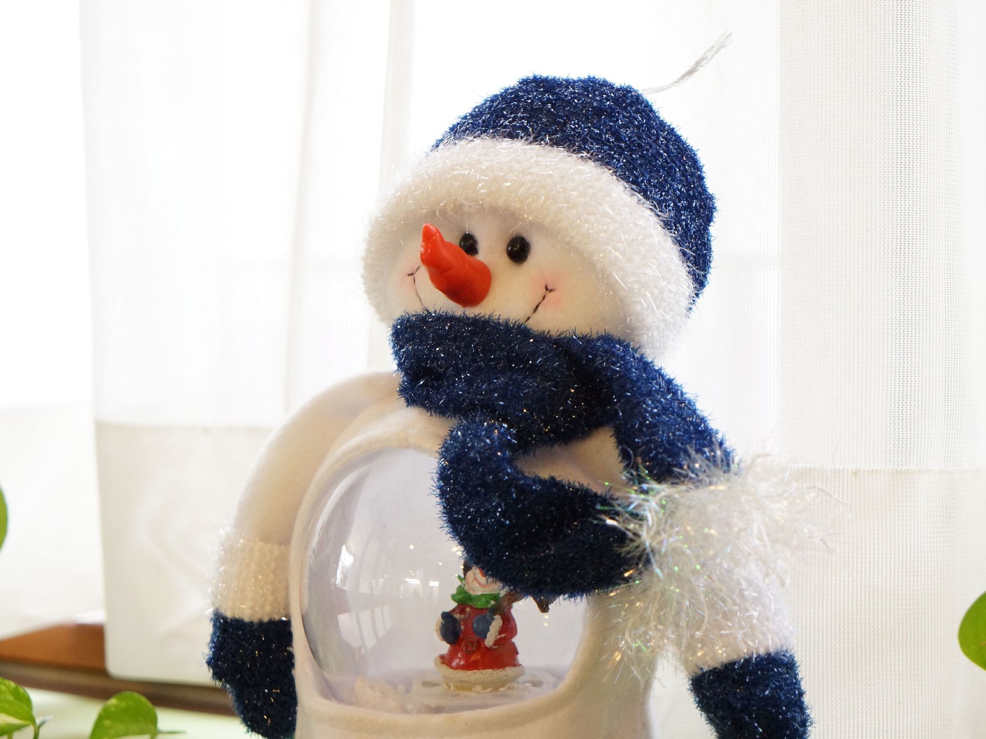 施設の玄関にはさまざまな飾り付けをしている。冬には雪だるまの形をしたマスコットを飾って季節感を演出している。