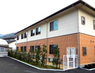 ゆったりとした外観の建物