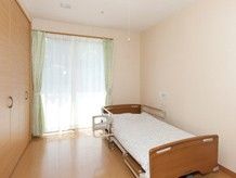 明るい個室のベッド