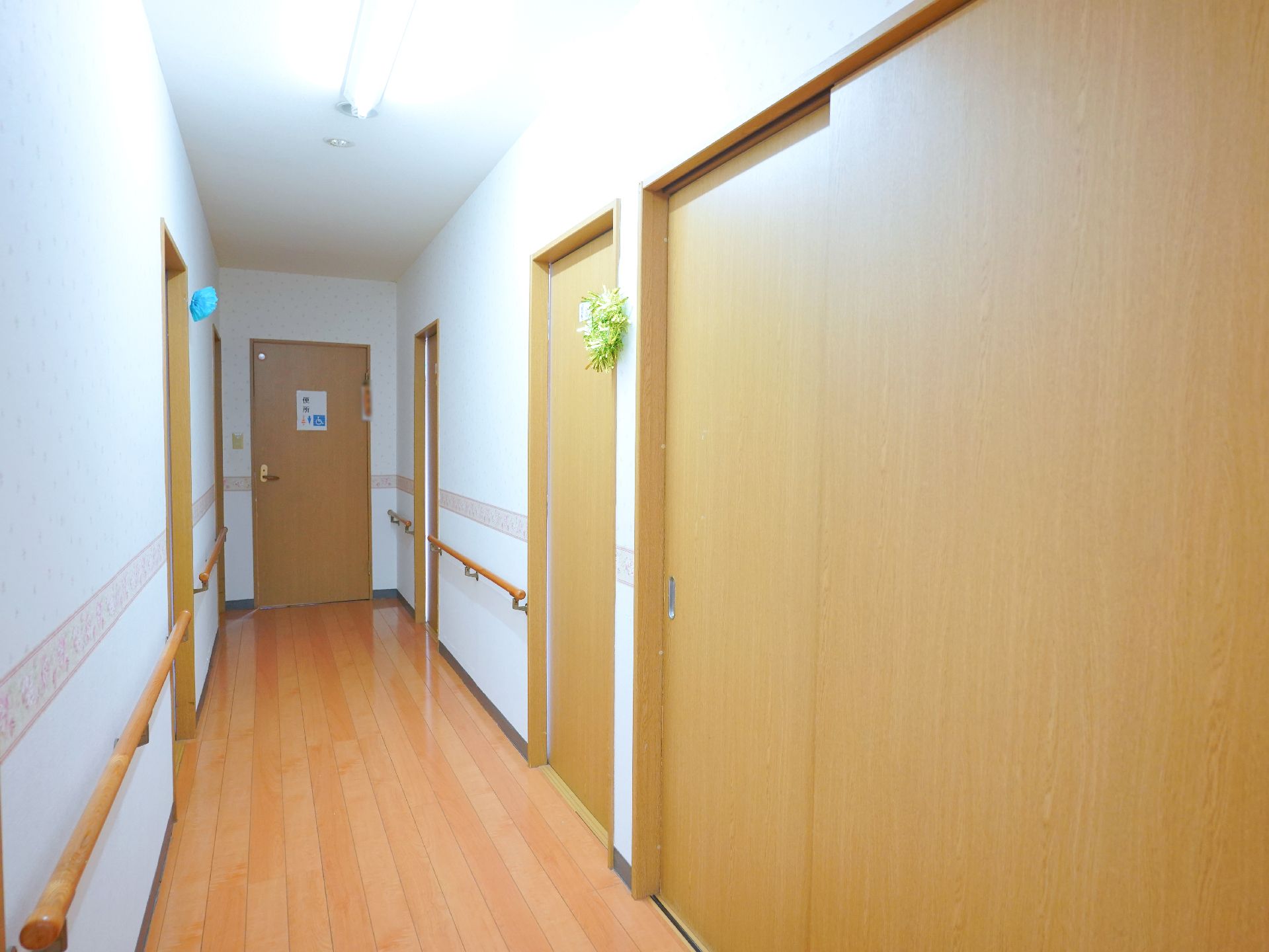 手すりが取り付けられ、段差ができる限り解消されている廊下