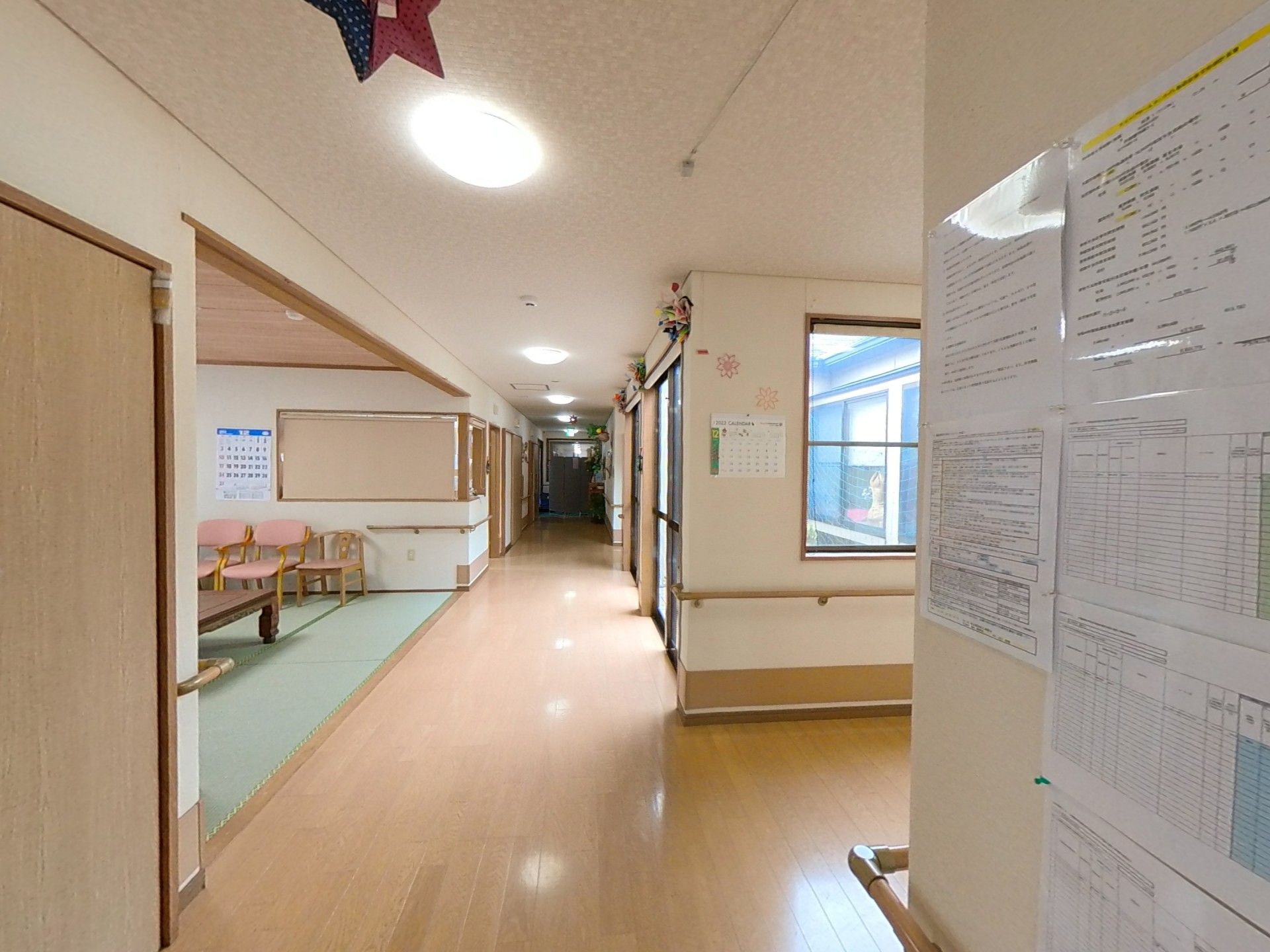明るく清潔な廊下