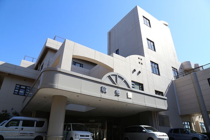 明るく広々とした建物正面