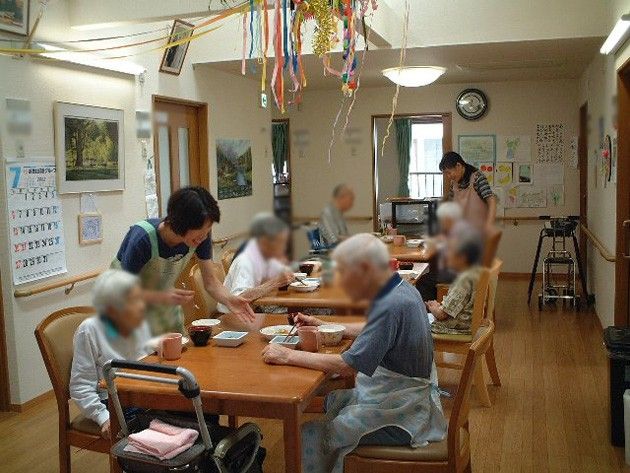 食事を楽しむ皆さんの様子
