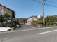 静かな郊外道路と住宅