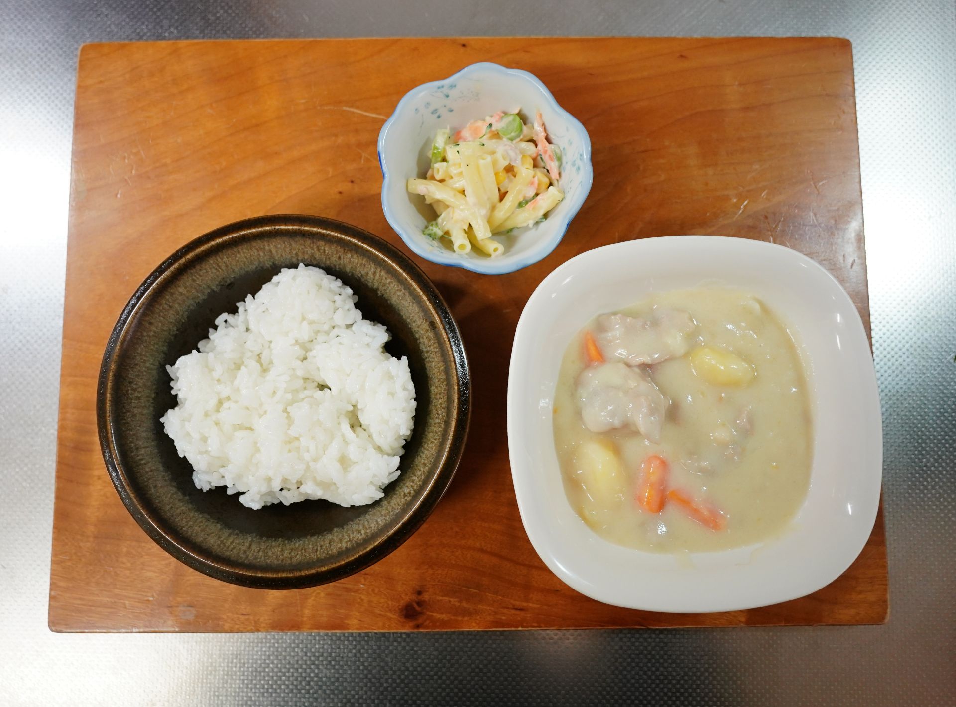 シチューとマカロニサラダのセット