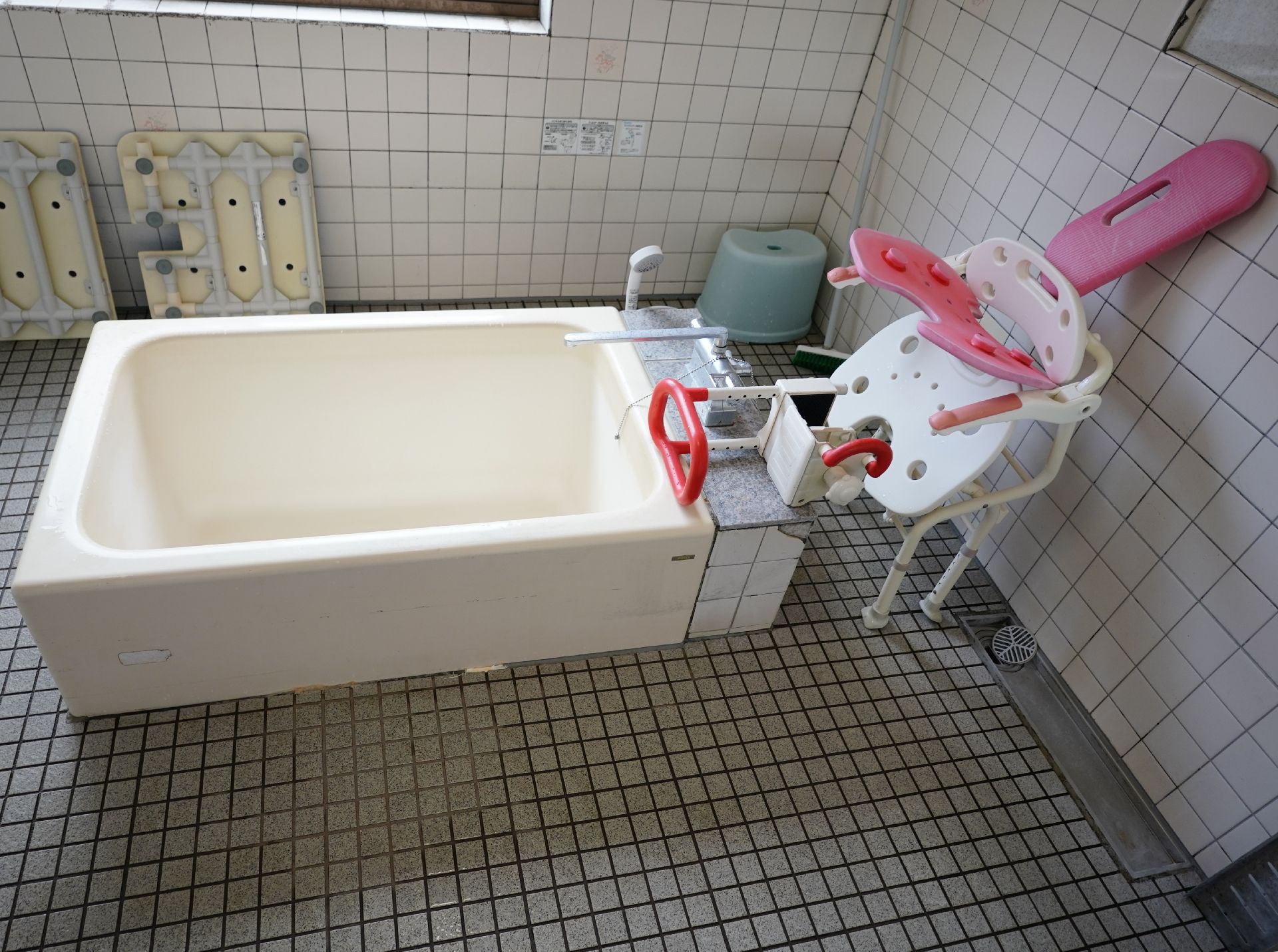 壁に手すりが設置され、バリアフリー化されている浴室